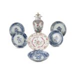 A GROUP OF SEVEN (7) PORCELAINS China and Vietnam It is comprised of: - a Chinese export type