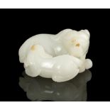 A RUSSET AND WHITE JADE ‘DOG AND CUB’ GROUP China, Modern L: 6 cm Weight: 114,6 grams