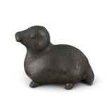 A BRONZE MODEL OF A SEA LION Japan, Taisho to Showa L: 9,5 cm Weight: 345,4 cm