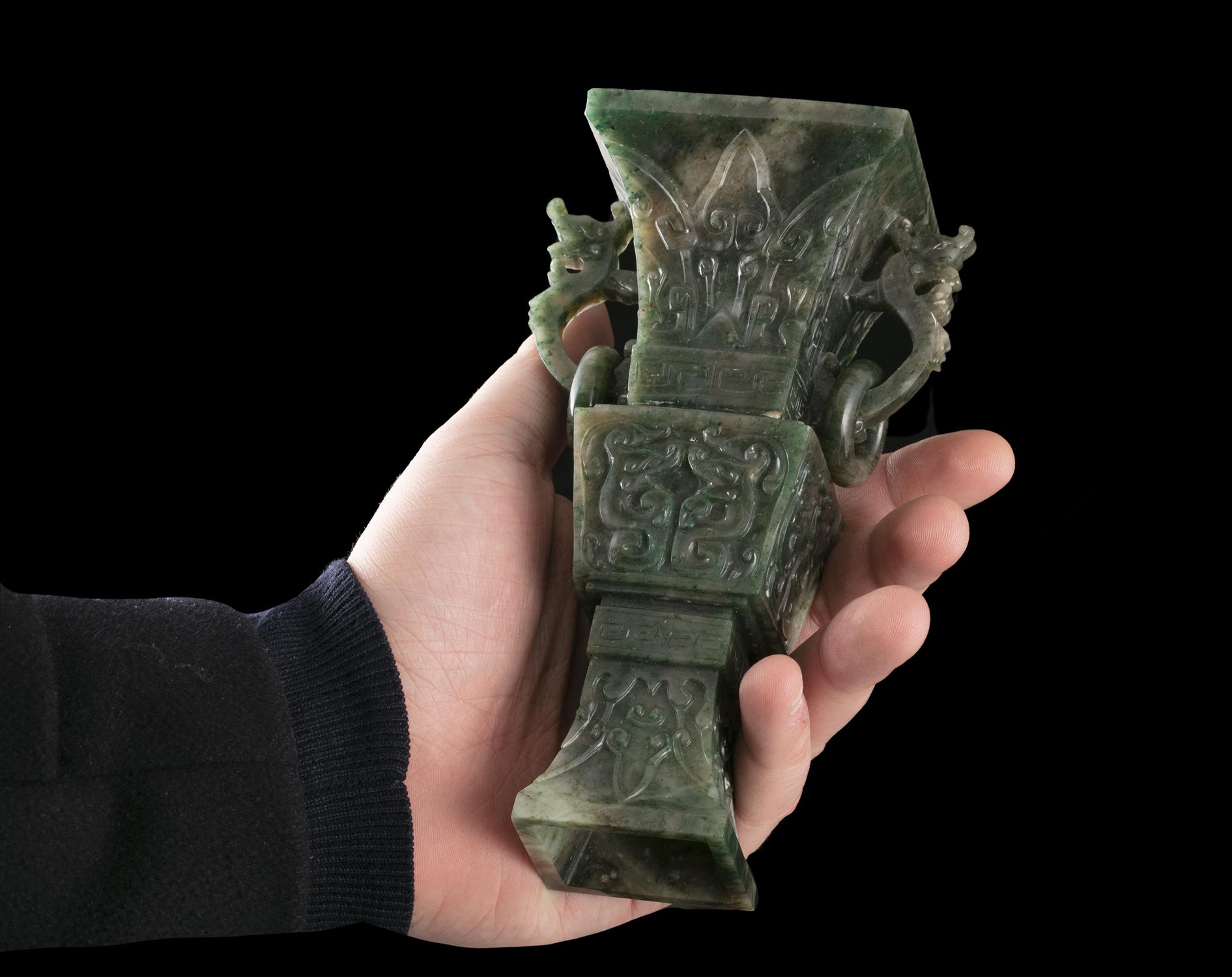 A JADE ARCHAISTIC VESSEL, GU China, 20th century Of archaistic gu shape, with two dragon handles - Image 8 of 10