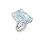 AN AQUAMARINE COCKTAIL RING, the large aquamarine weighing approximately 60.00cts within a