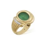 A GOLD DIAMOND DRESS RING, centring a green intaglio (possibly green agate) set with a
