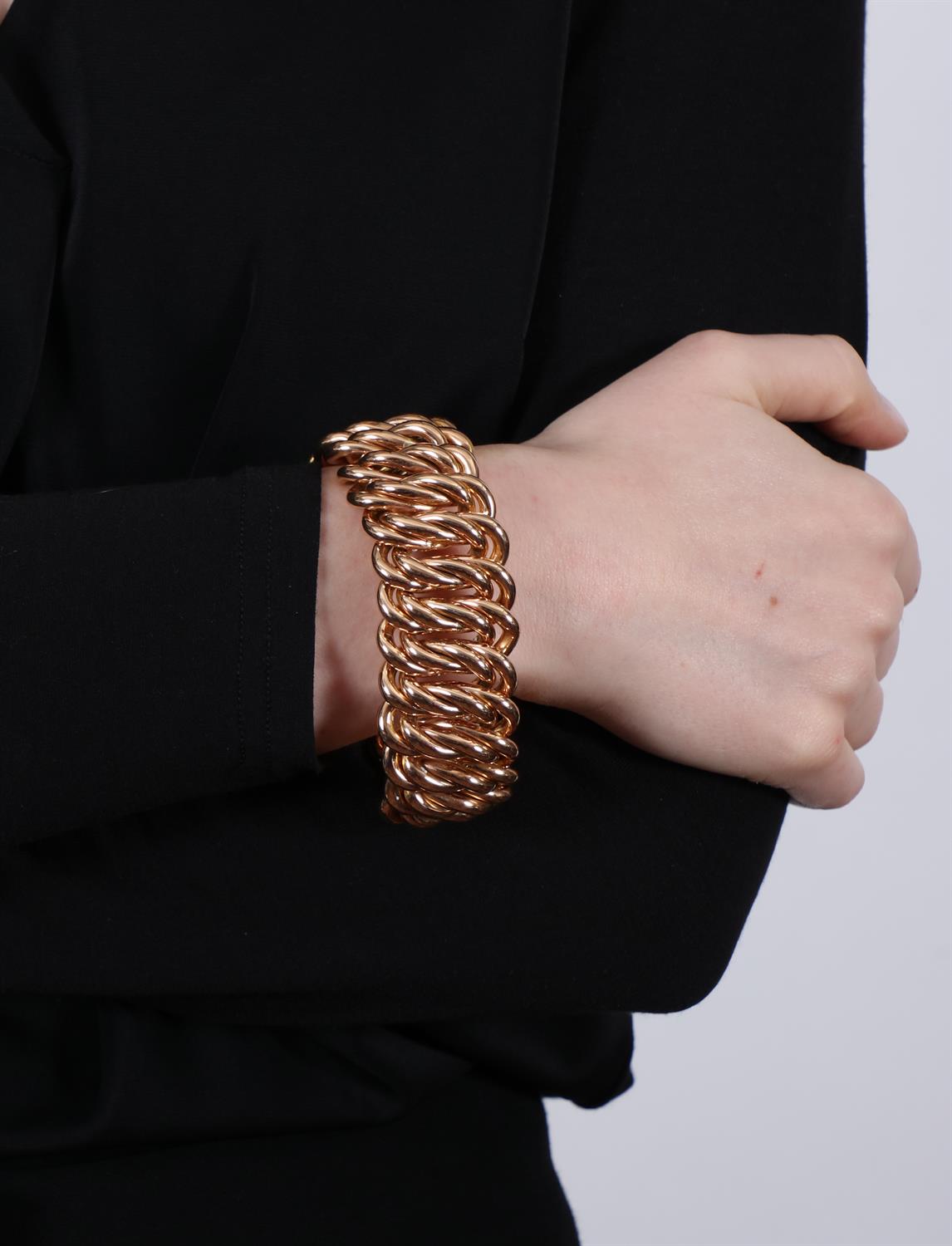 A RETRO GOLD BRACELET, ITALIAN, CIRCA 1940 The large articulated bracelet, of openwork design - Image 5 of 6