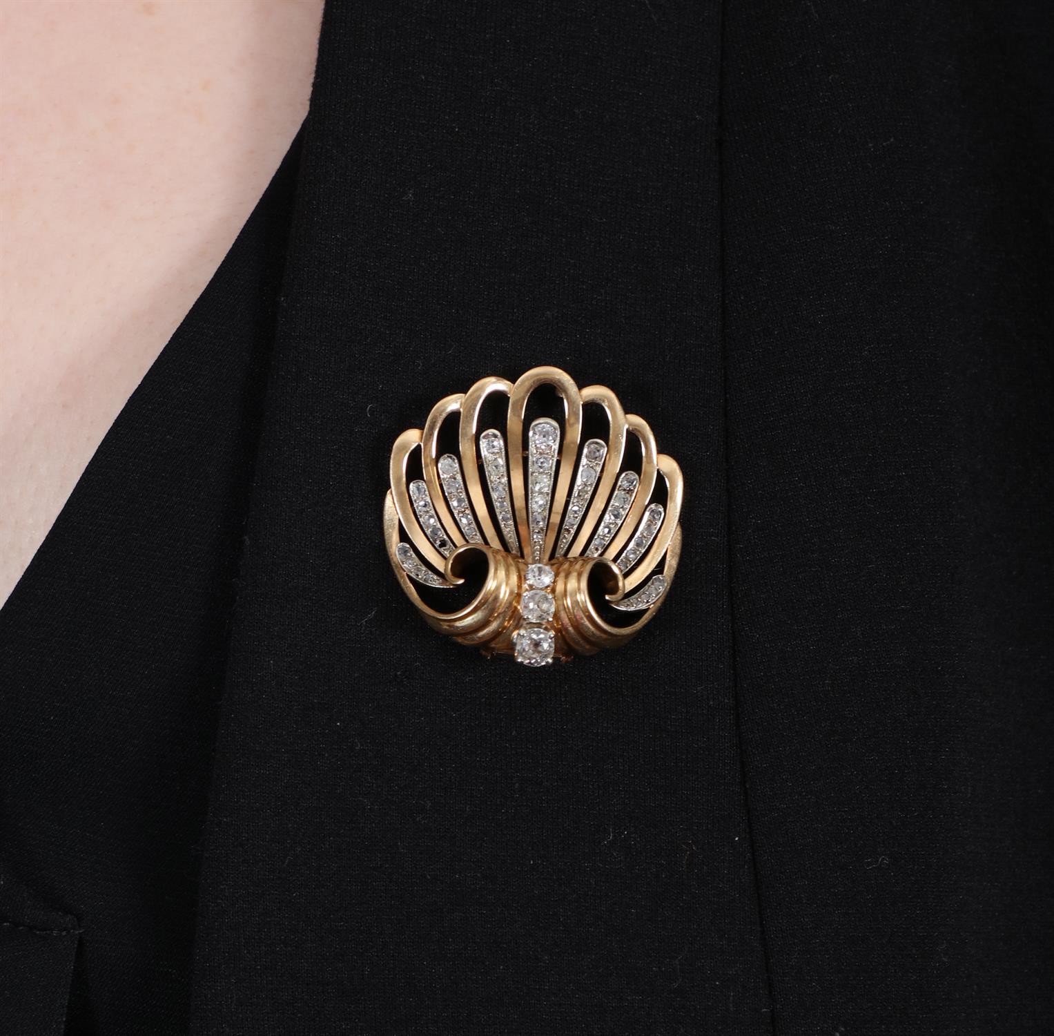 A RETRO DIAMOND BROOCH, FRENCH, CIRCA 1945 Modelled as an openwork shell with fluted scrolling - Image 4 of 4