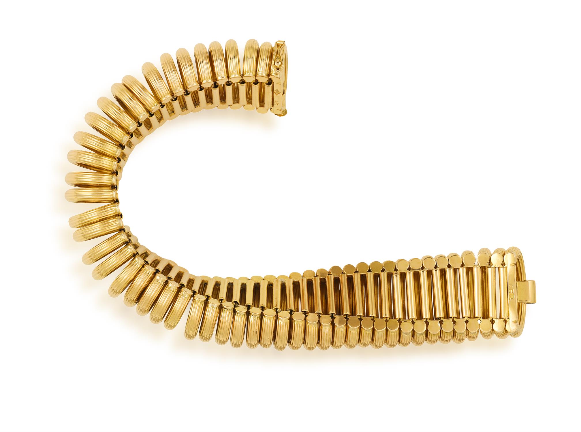 A RETRO GOLD BRACELET, ITALIAN, CIRCA 1950 The highly articulated bracelet with reeded detailing