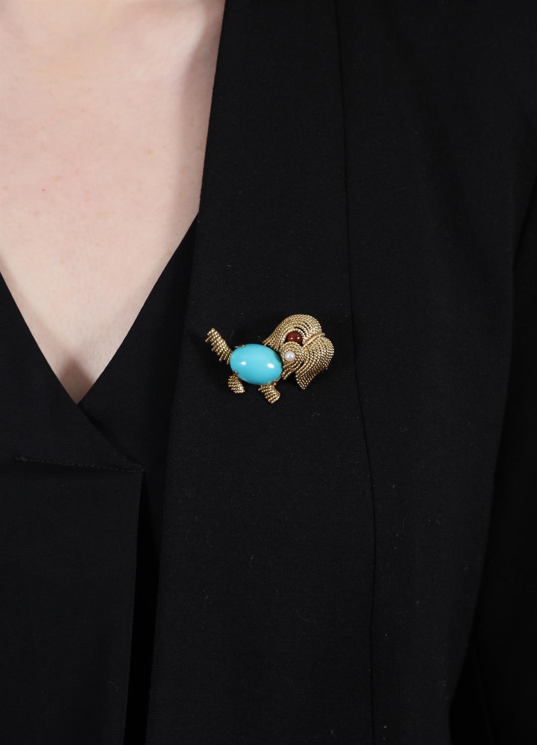 A TURQUOISE, AGATE AND PEARL NOVELTY BROOCH, CIRCA 1960 Modelled as a small dog, - Image 3 of 6