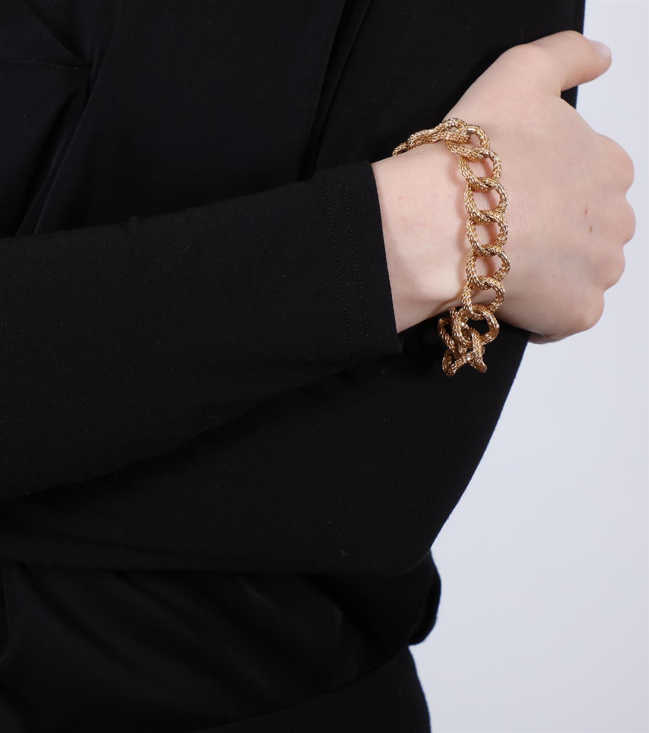 A GOLD BRACELET, CIRCA 1960 Composed of an integral woven-link bracelet, in 18K gold, - Image 5 of 7