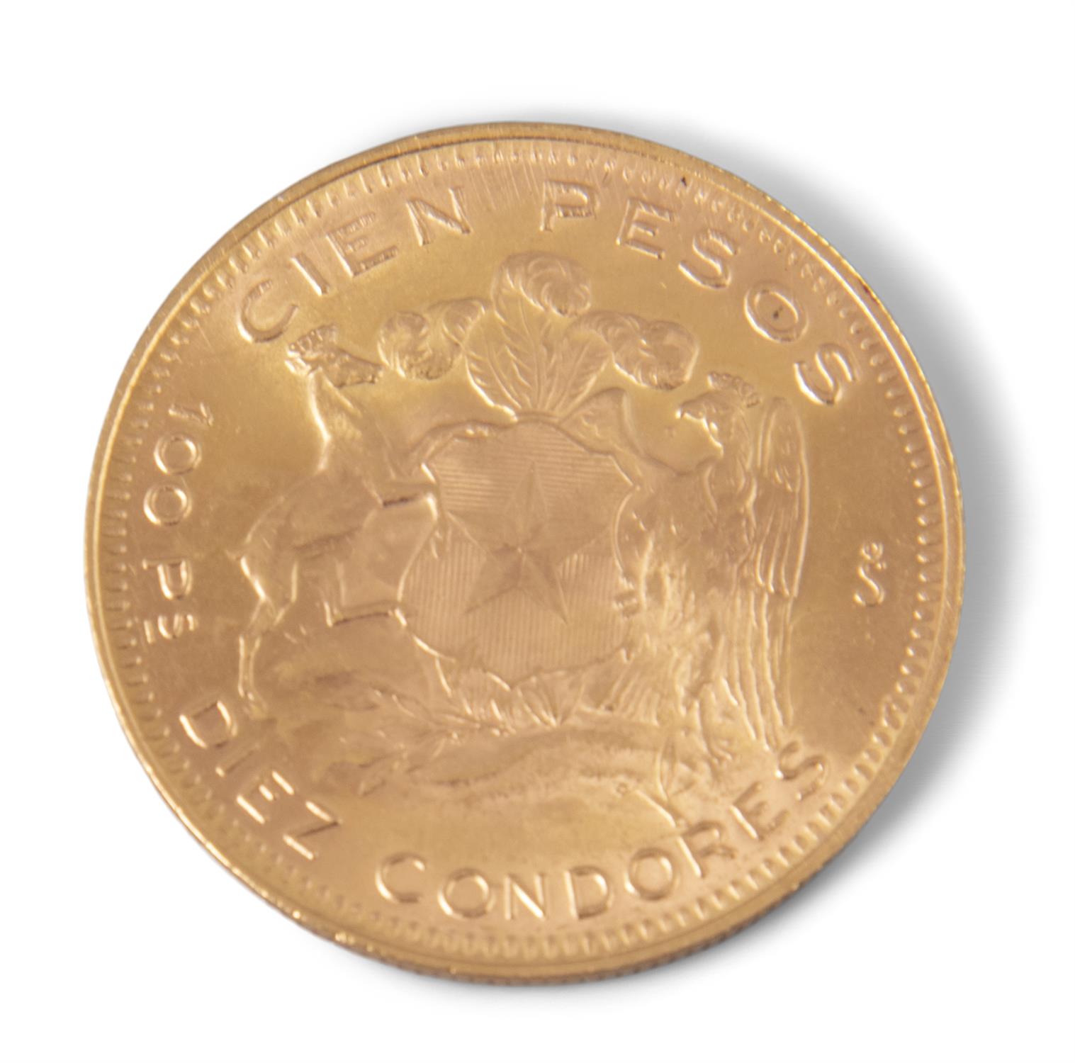 A CHILEAN 100 PESO GOLD COIN, 20.5g dating to 1953 *** PLEASE NOTE DESCRIPTION IN THE - Image 2 of 2