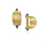 A PAIR OF SAPPHIRE AND GOLD CUFFLINKS, with reeded detailing and sugarloaf shaped sapphire
