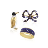 A GROUP OF ENAMEL AND GOLD JEWELLERY, including a penguin brooch, a bow brooch and ring,