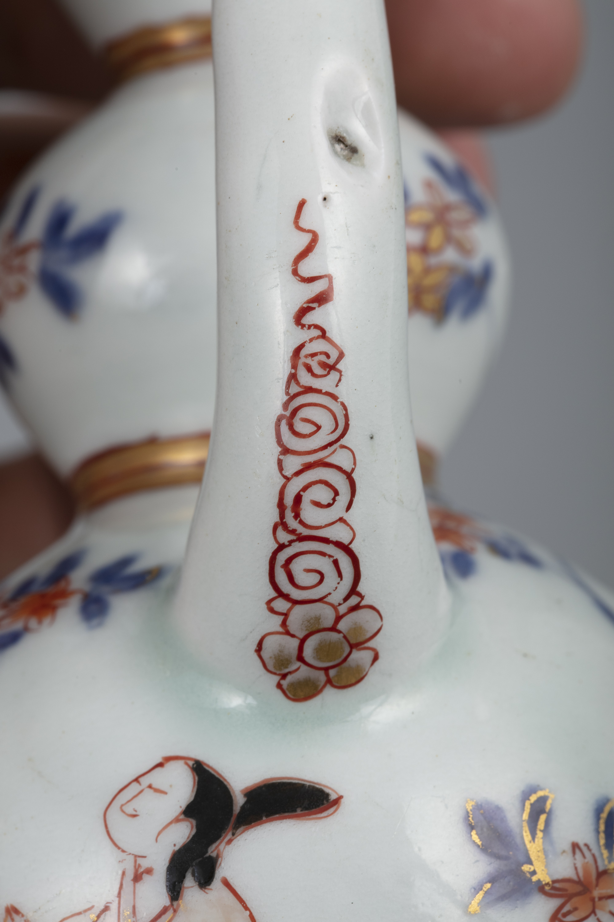 A POSSIBLY KAKIEMON PORCELAIN EWER OF CALABASH / DOUBLE GOURD SHAPE POSSIBLY JAPAN, EDO, 18TH - Image 2 of 5