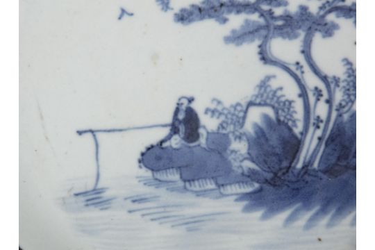 A BLEU DE HUE PORCELAIN ‘FISHERMAN’ DISH INSCRIBED WITH THE MARK NHÃ THÂM TRÂN TÀNG - 若深珍藏 - Image 5 of 10