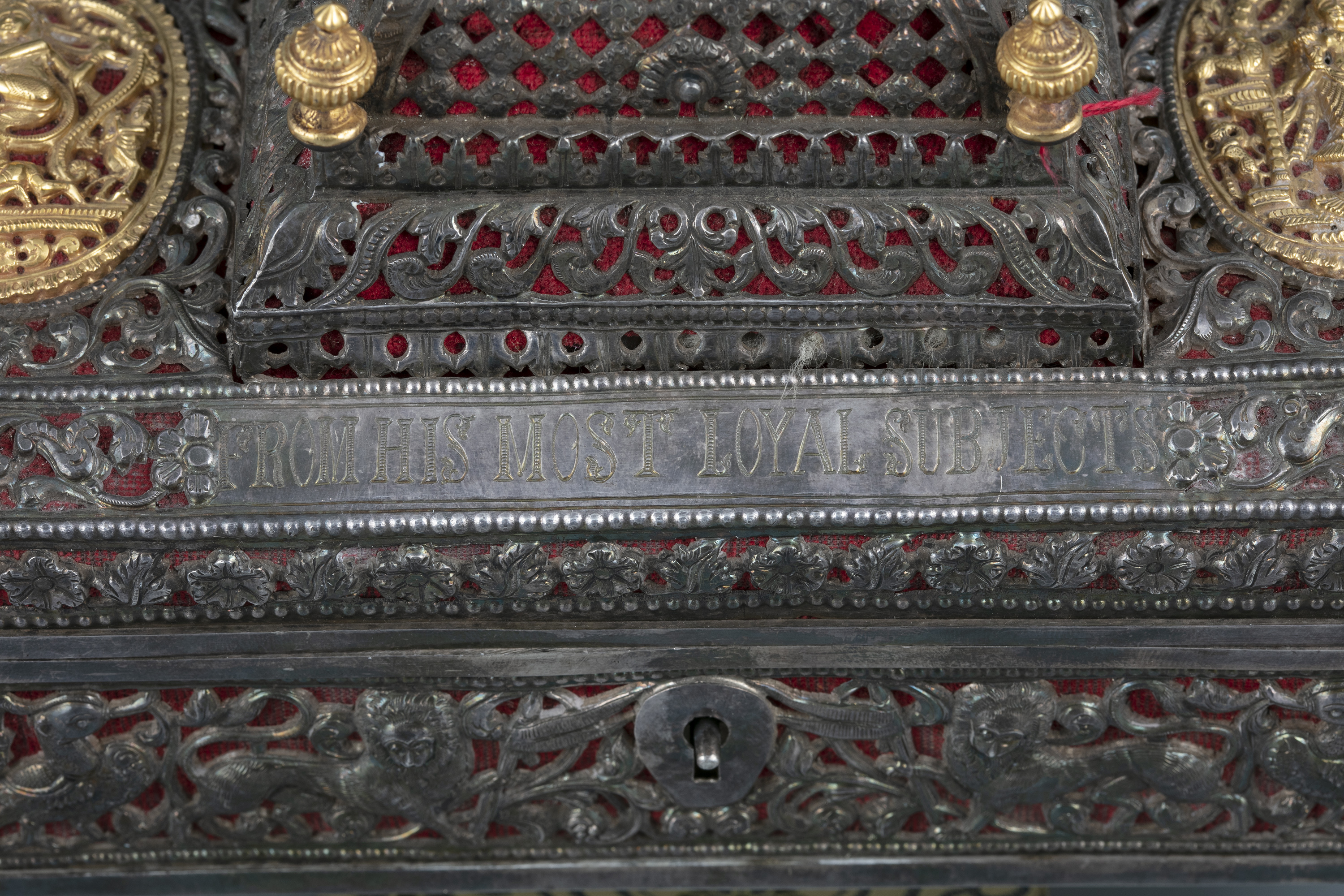 A UNIQUE AND IMPORTANT GOLD, SILVER AND FABRIC EMBELLISHED TEMPLE-SHAPED CEREMONIAL BOX GIFTED TO - Image 2 of 6