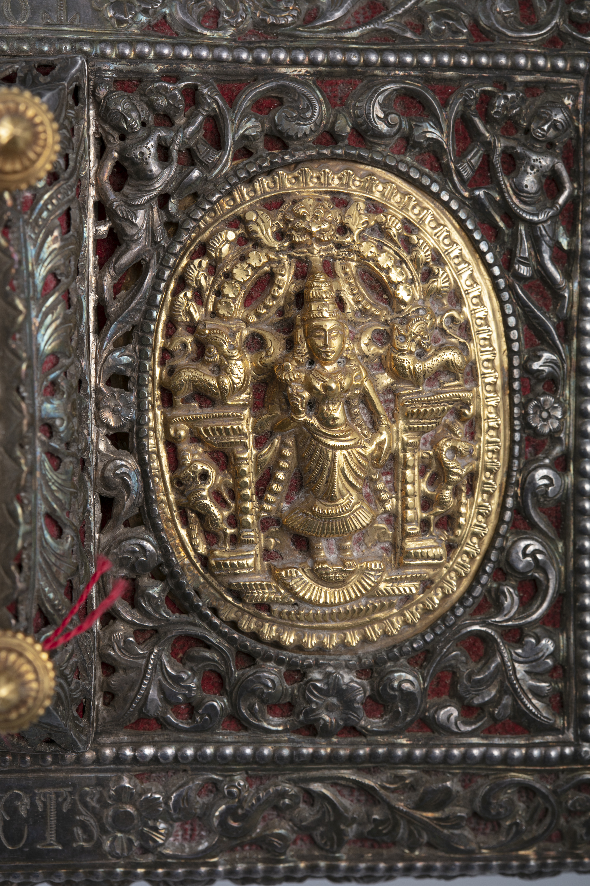 A UNIQUE AND IMPORTANT GOLD, SILVER AND FABRIC EMBELLISHED TEMPLE-SHAPED CEREMONIAL BOX GIFTED TO - Image 3 of 6
