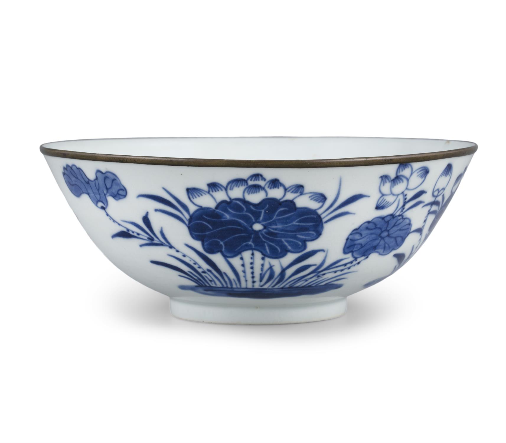 A BLEU DE HUE PORCELAIN BOWL ‘CRAB AND LOTUS POND’ BOWL INSCRIBED WITH THE MARK NGOẠN NGỌC 玩玉 - Image 4 of 18