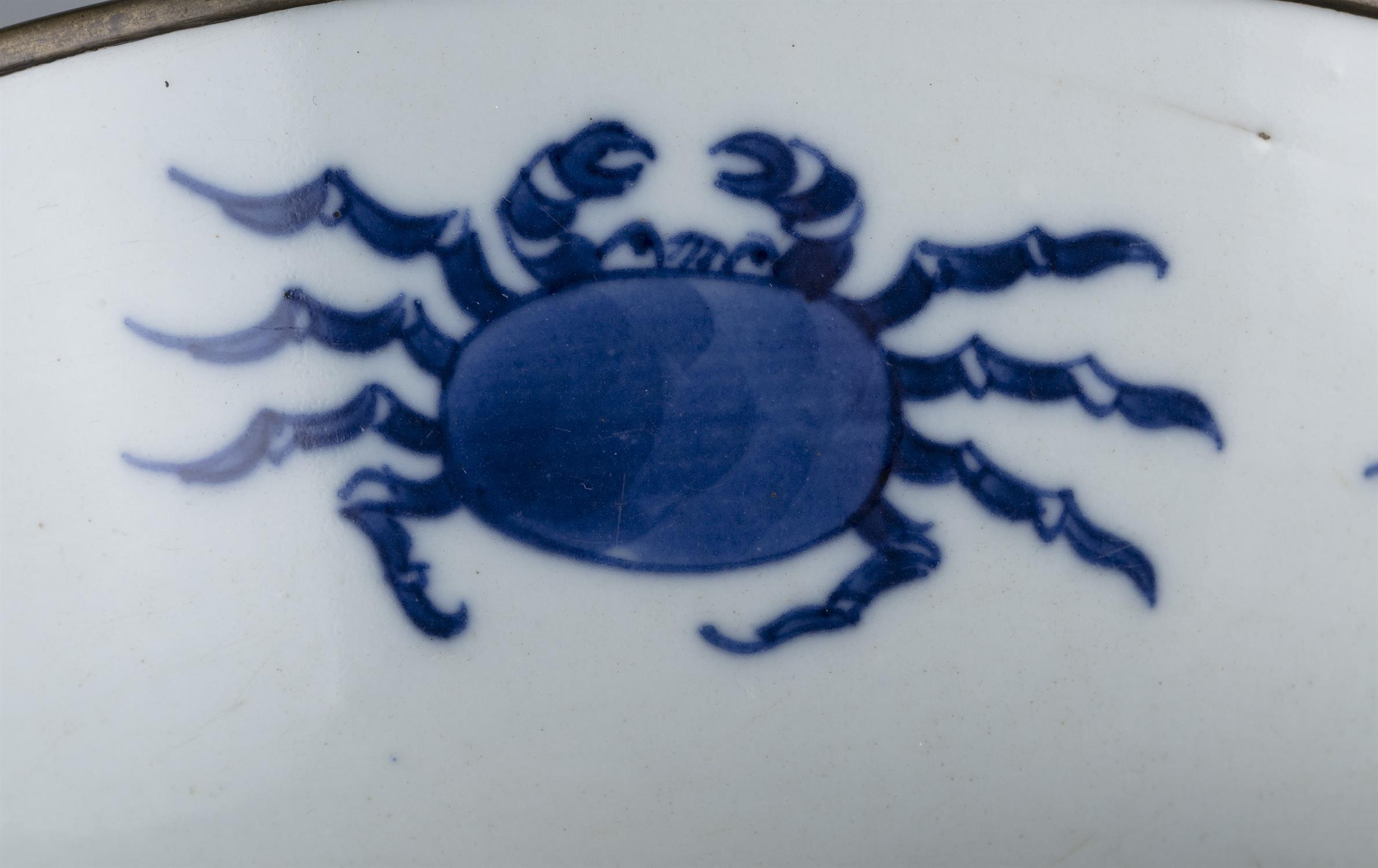 A BLEU DE HUE PORCELAIN BOWL ‘CRAB AND LOTUS POND’ BOWL INSCRIBED WITH THE MARK NGOẠN NGỌC 玩玉 - Image 8 of 18
