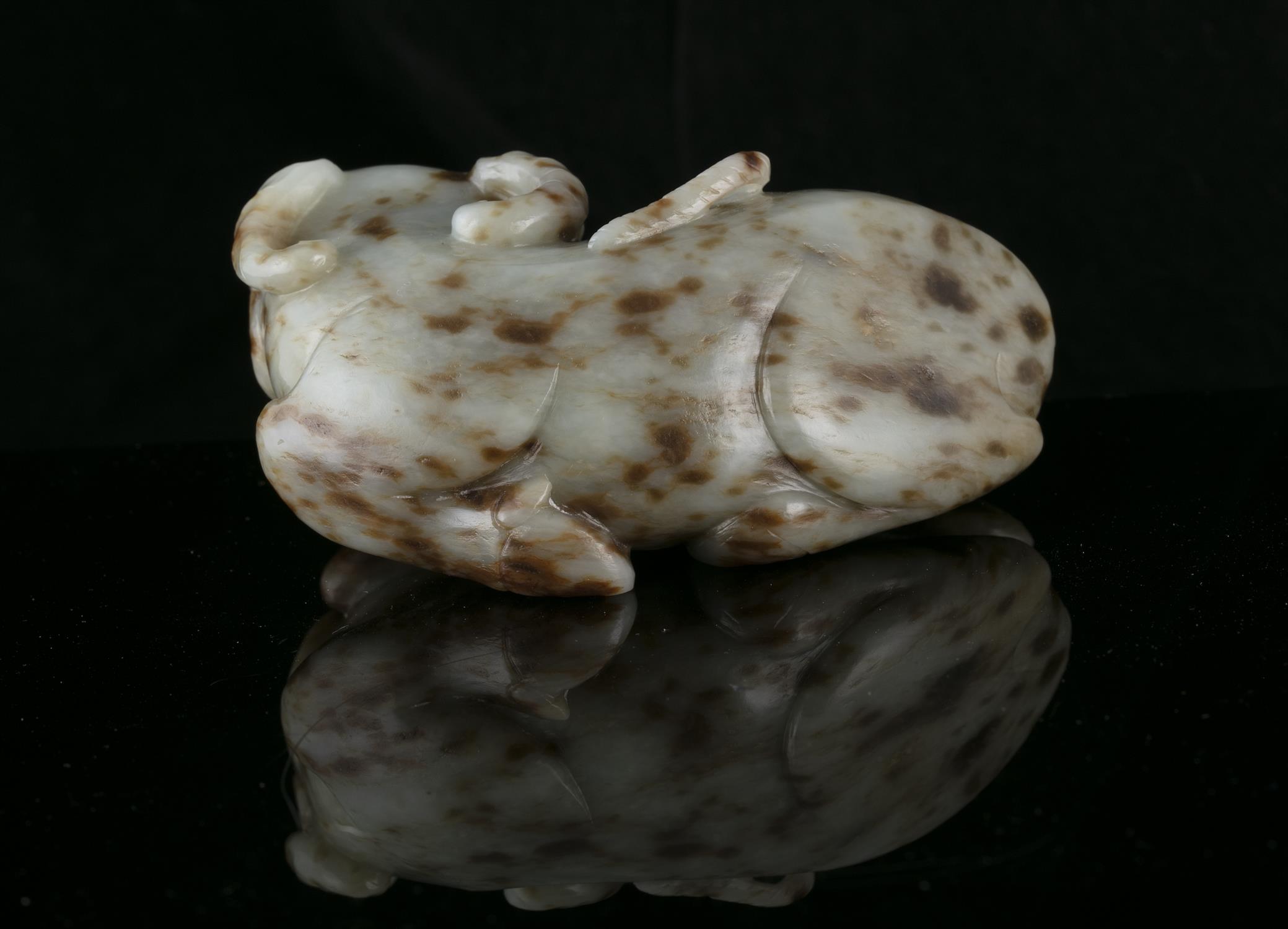 PROPERTIES FROM A FRENCH COLLECTOR OF JADE CARVINGS AND SNUFFBOTTLES A MOTTLED JADE CARVING OF A - Image 2 of 9