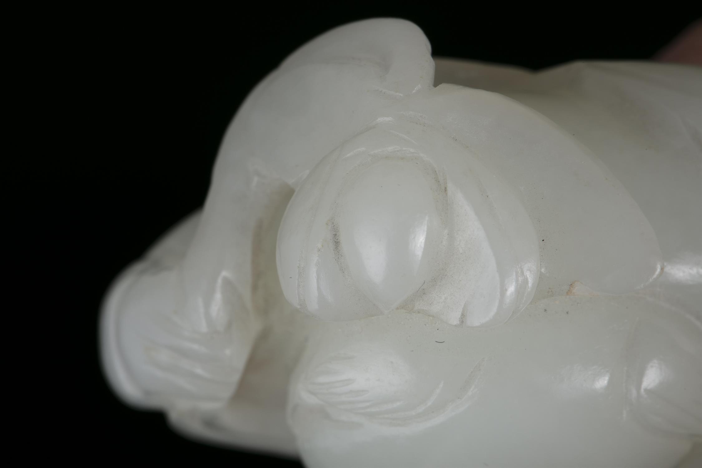 PROPERTIES FROM A FRENCH COLLECTOR OF JADE CARVINGS AND SNUFFBOTTLES A WHITE JADE CARVING OF A - Image 4 of 11