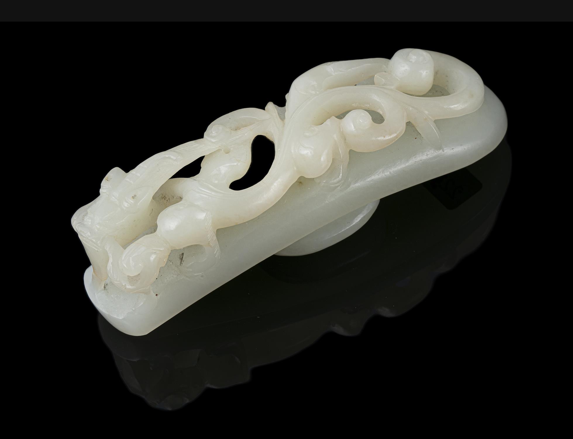 A FRAGMENT OF A WHITE JADE ‘CHI DRAGON’ BELT HOOK / BELT BUCKLE CHINA, QING DYNASTY L: 9,7 cm - Image 3 of 9