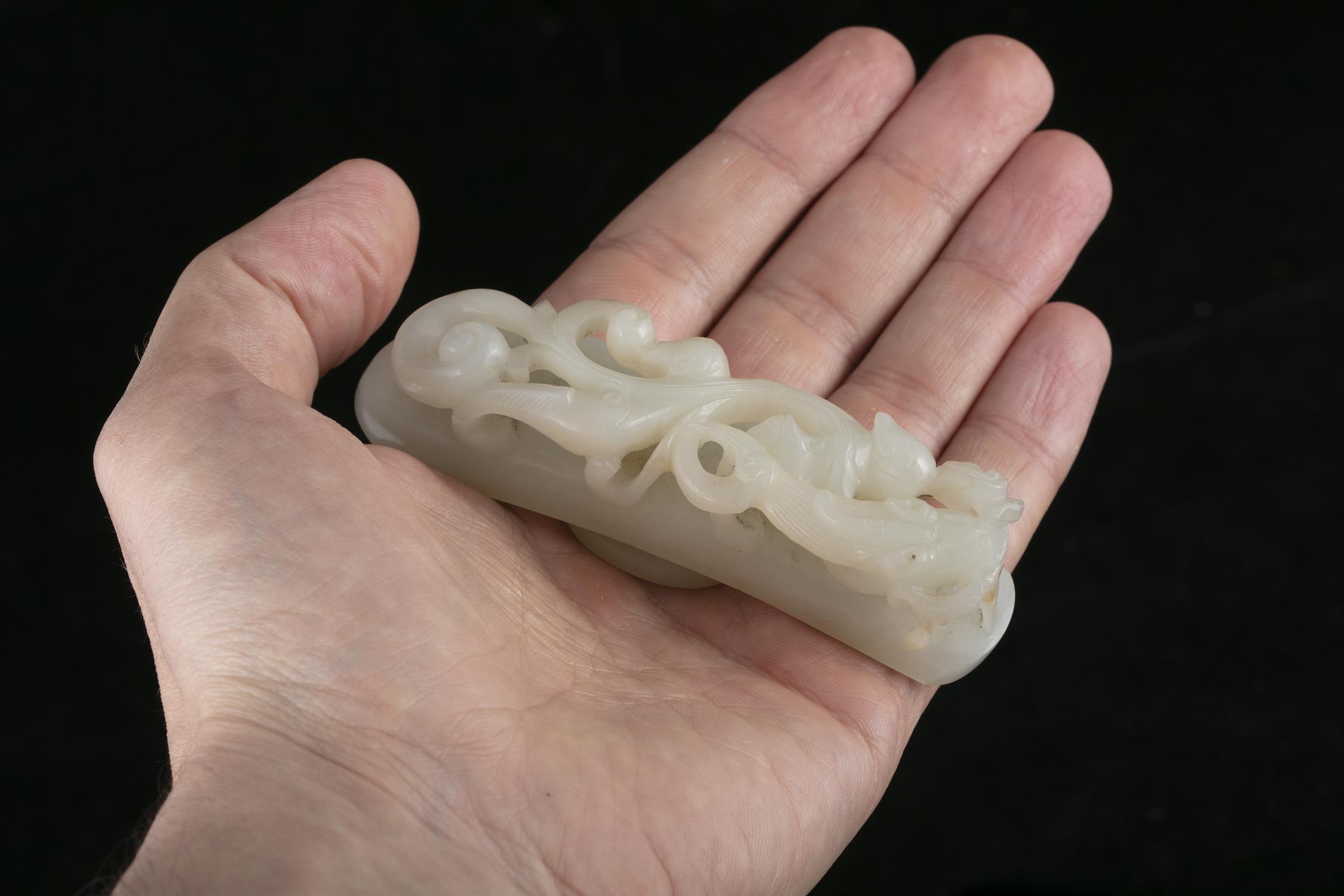 A FRAGMENT OF A WHITE JADE ‘CHI DRAGON’ BELT HOOK / BELT BUCKLE CHINA, QING DYNASTY L: 9,7 cm - Image 9 of 9