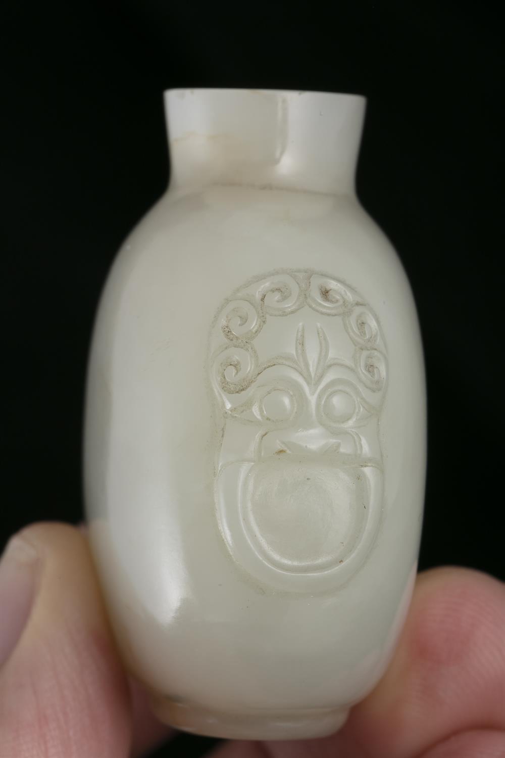 A JADE SNUFF BOTTLE CHINA, LATE QING DYNASTY Resting on a short ring foot, with a flattened egg- - Image 3 of 6