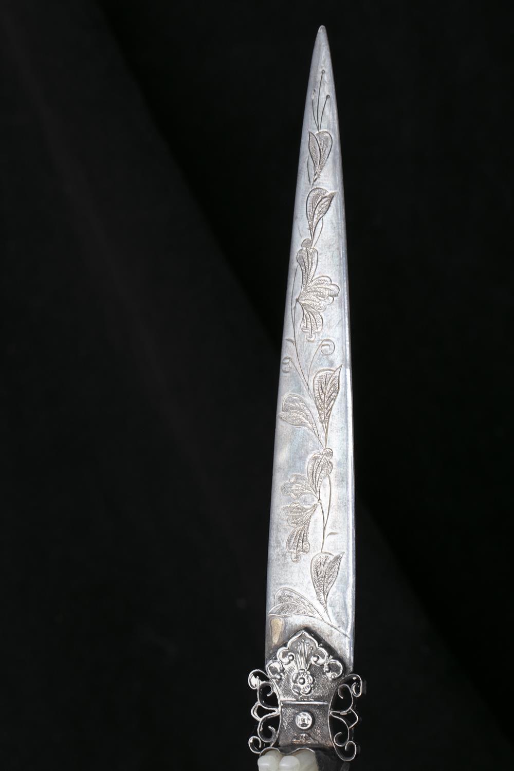 A SILVER LETTER OPENER WITH A JADE HANDLE THE SILVER BLADE: EUROPE, CIRCA 1900 THE JADE: CHINA, LATE - Image 3 of 5