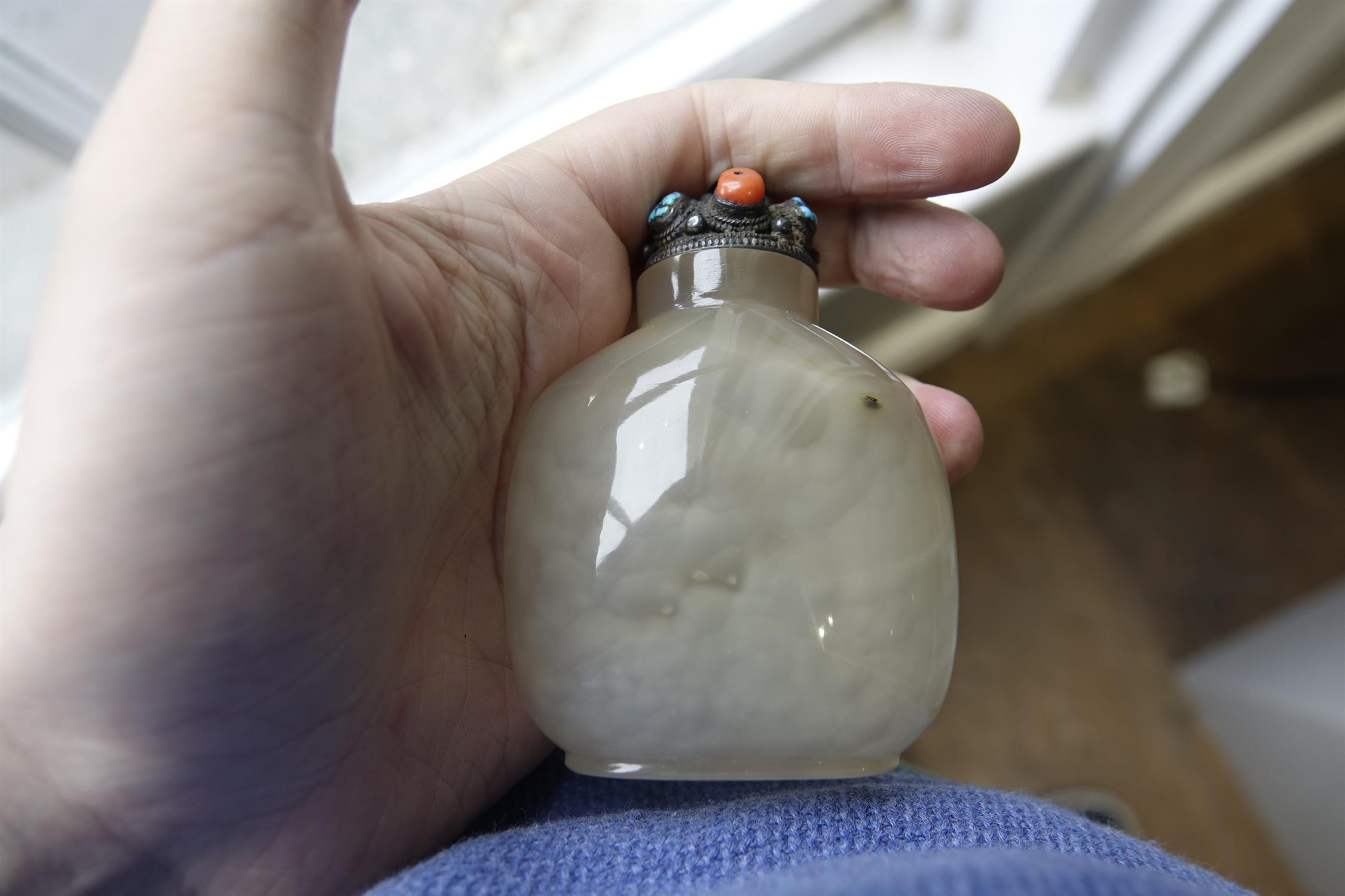 § A LARGE AGATE SNUFF BOTTLE China, Qing Dynasty Masterfully hollowed. Together with a silver - Image 24 of 24