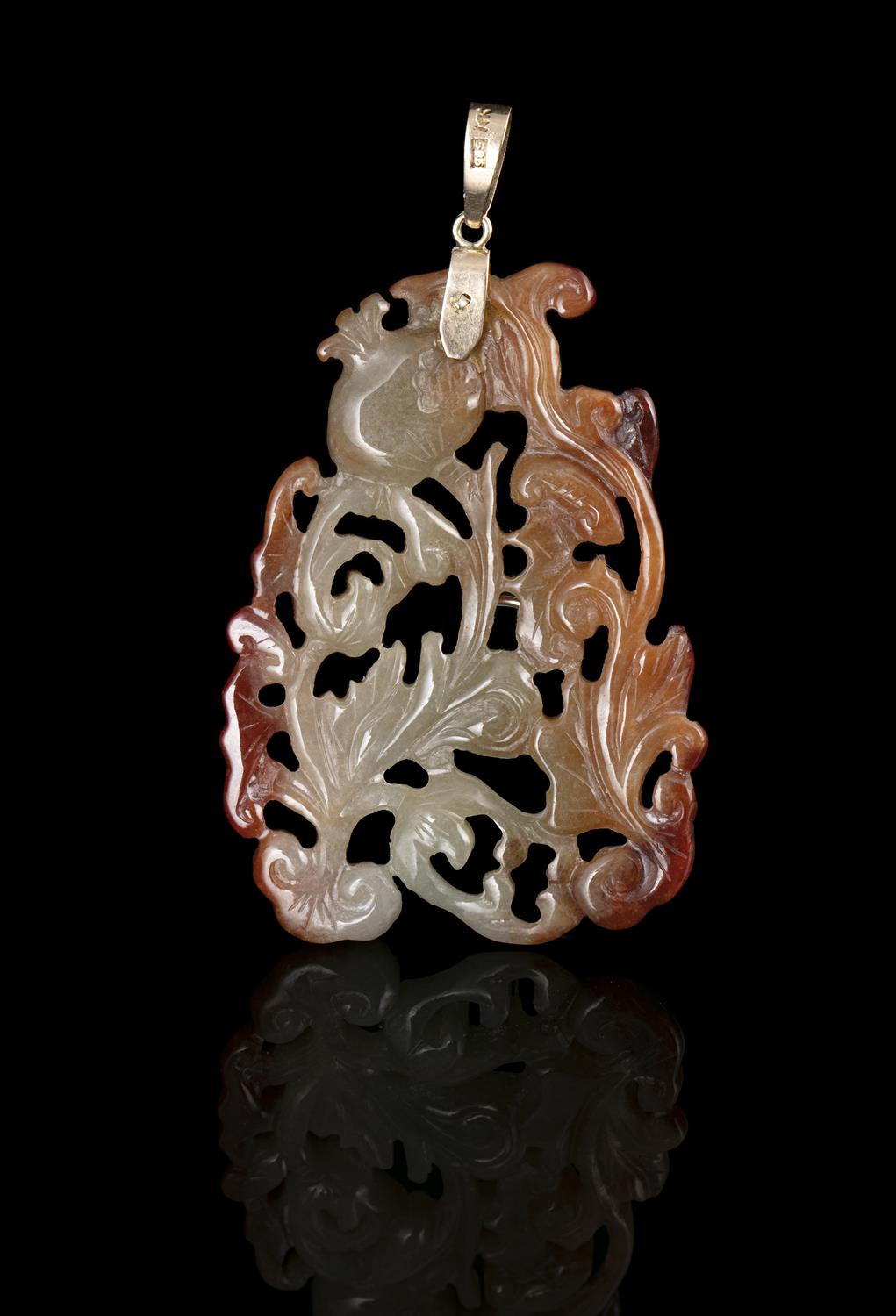 A RETICULATED RED AND GREEN JADEITE JADE ‘BATS, POMEGRANATE AND LINGZHI’ PLAQUE / PENDANT CHINA, - Image 2 of 6