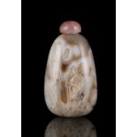 PROPERTIES FROM A FRENCH COLLECTOR OF JADE CARVINGS AND SNUFFBOTTLES A MACARONI AGATE SNUFF BOTTLE