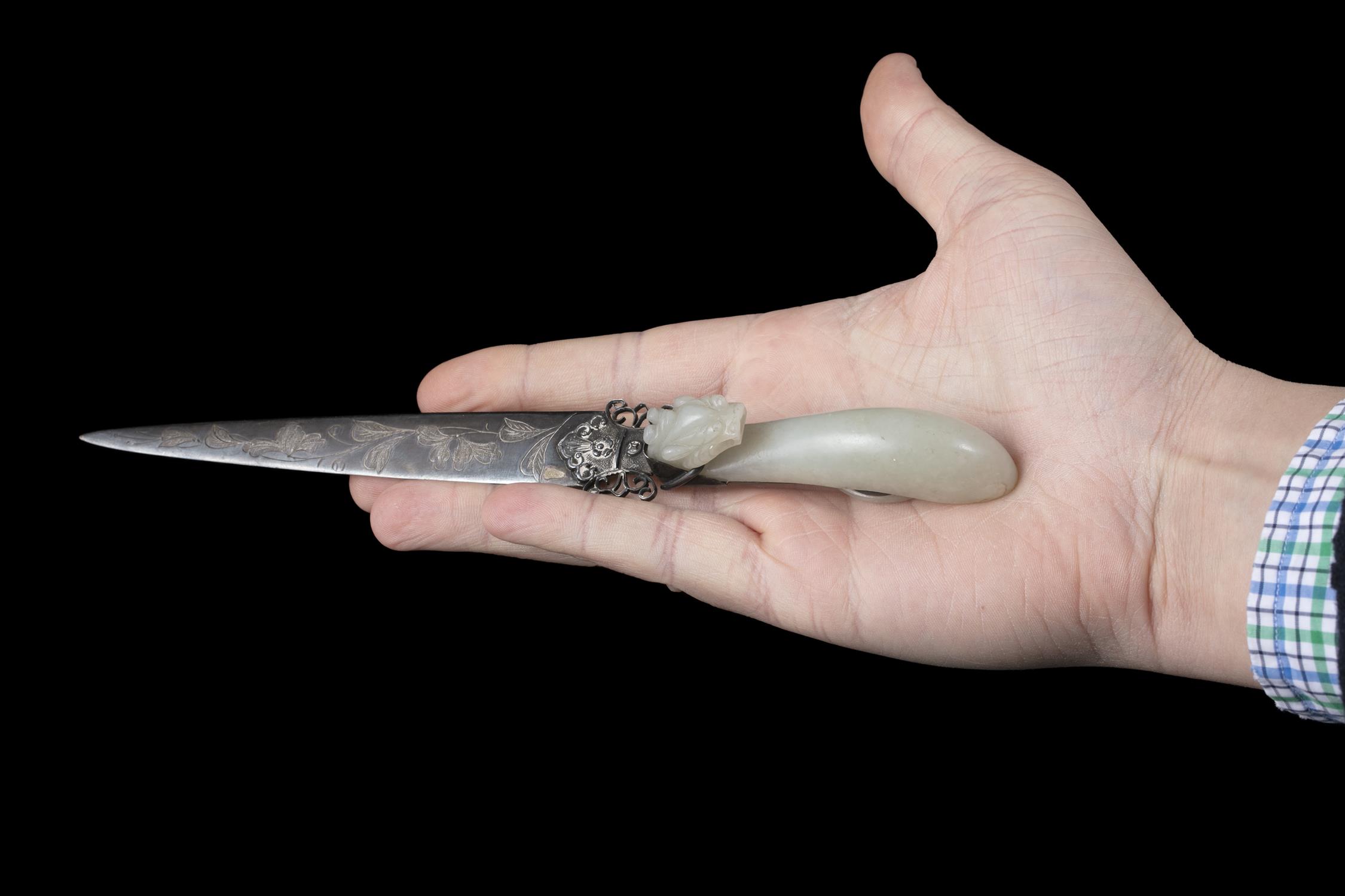 A SILVER LETTER OPENER WITH A JADE HANDLE THE SILVER BLADE: EUROPE, CIRCA 1900 THE JADE: CHINA, LATE - Image 5 of 5