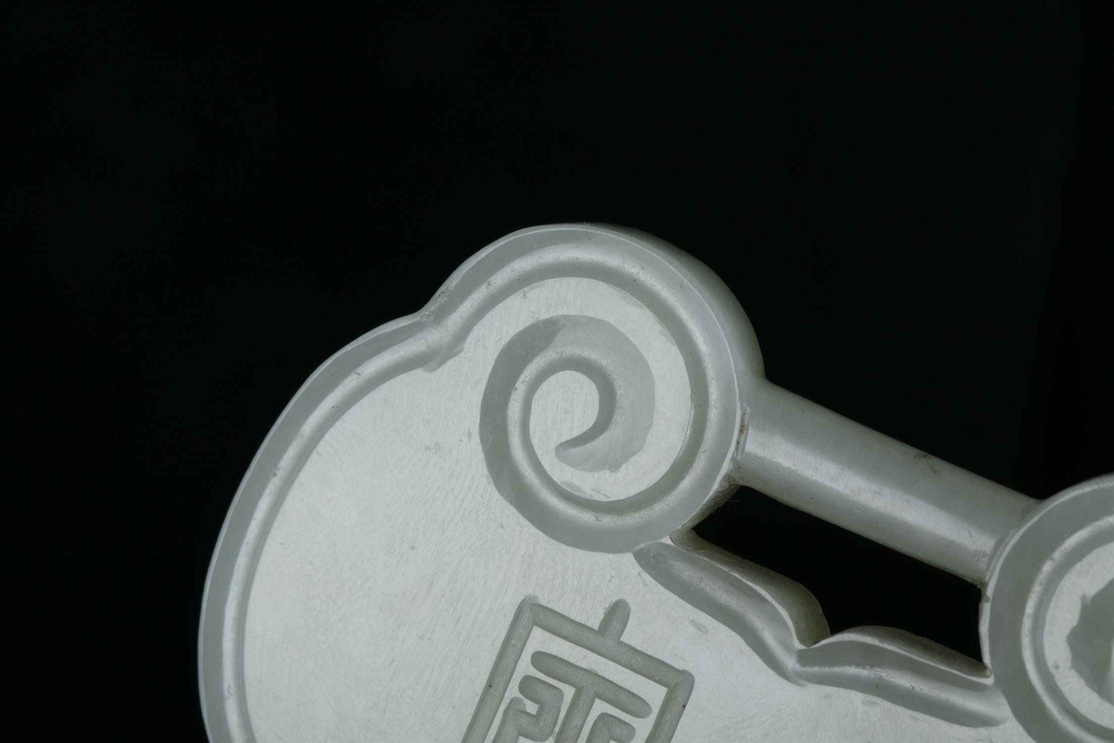 A RUYI-SHAPED CELADON JADE PADLOCK / PLAQUE / PENDANT CHINA, QING DYNASTY L: 6,7 cm - width: 8,1 - Image 3 of 5