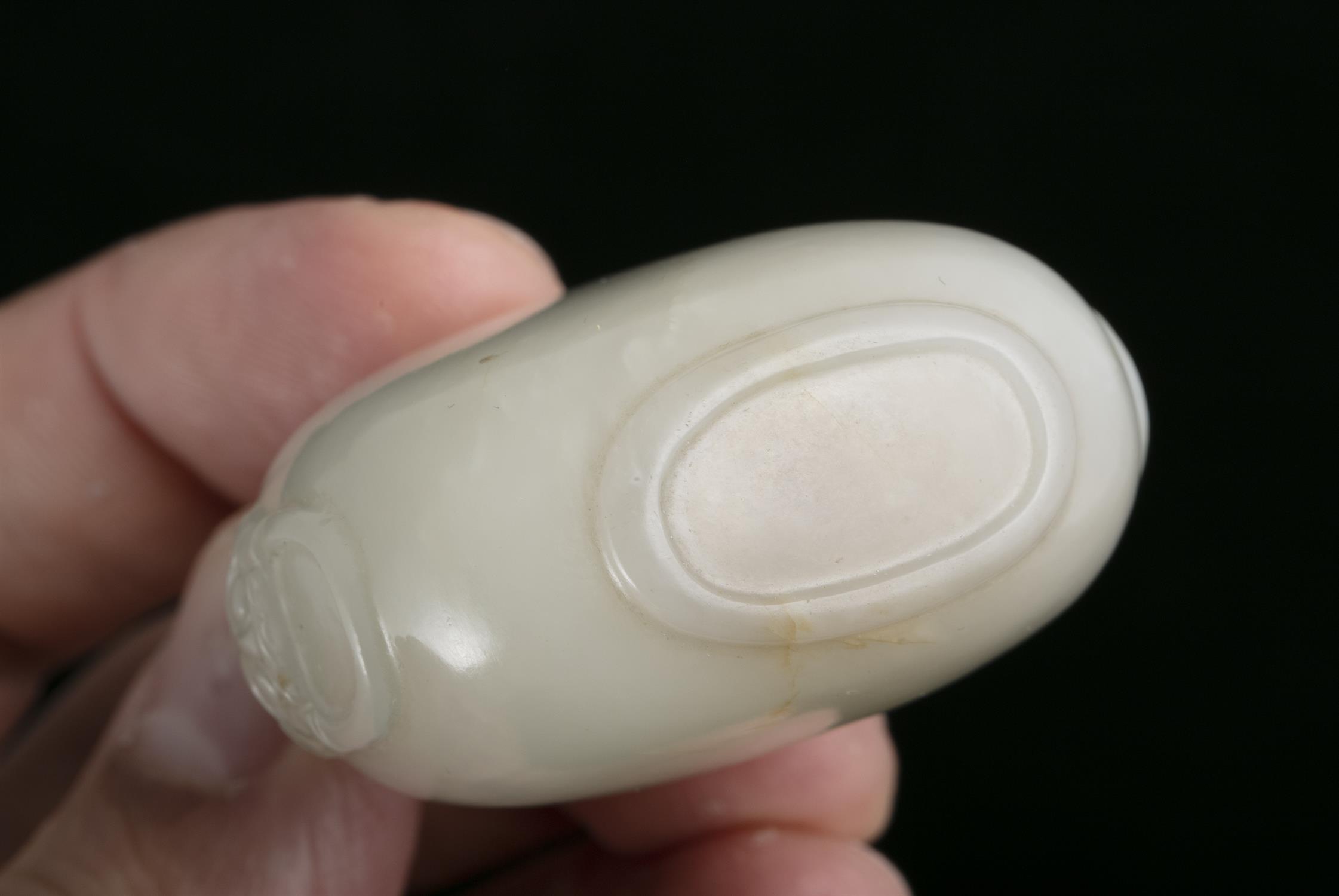 A JADE SNUFF BOTTLE CHINA, LATE QING DYNASTY Resting on a short ring foot, with a flattened egg- - Image 5 of 6
