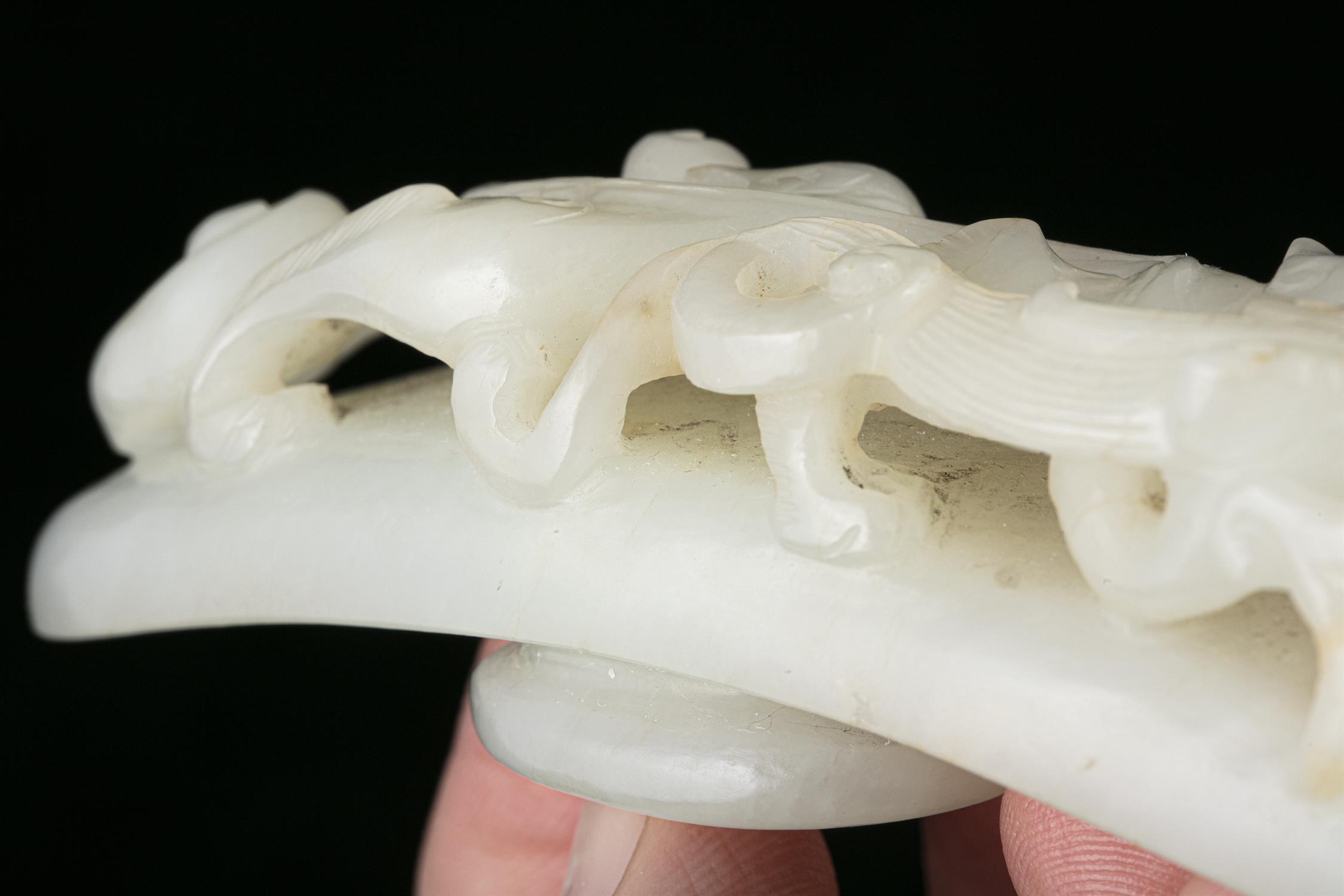 A FRAGMENT OF A WHITE JADE ‘CHI DRAGON’ BELT HOOK / BELT BUCKLE CHINA, QING DYNASTY L: 9,7 cm - Image 7 of 9