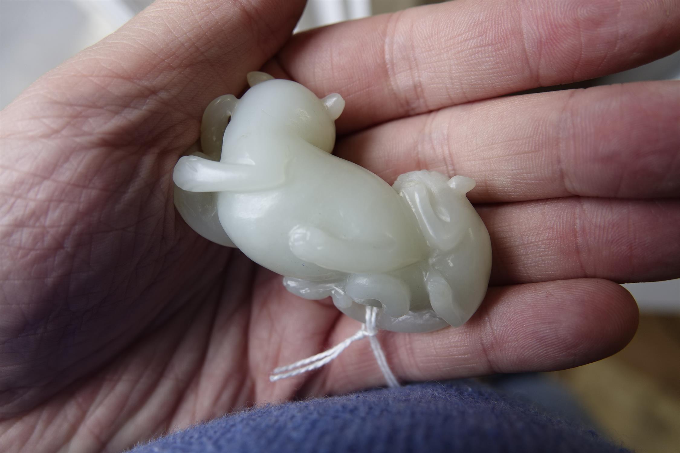 A WHITE JADE GROUP OF TWO CATS WITH A BUTTERFLY 玉耄耋 CHINA, POSSIBLY QING DYNASTY Carved out of an - Image 17 of 20