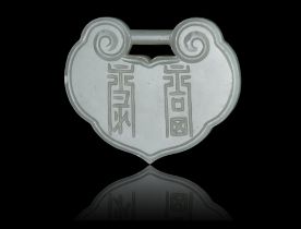A RUYI-SHAPED CELADON JADE PADLOCK / PLAQUE / PENDANT CHINA, QING DYNASTY L: 6,7 cm - width: 8,1