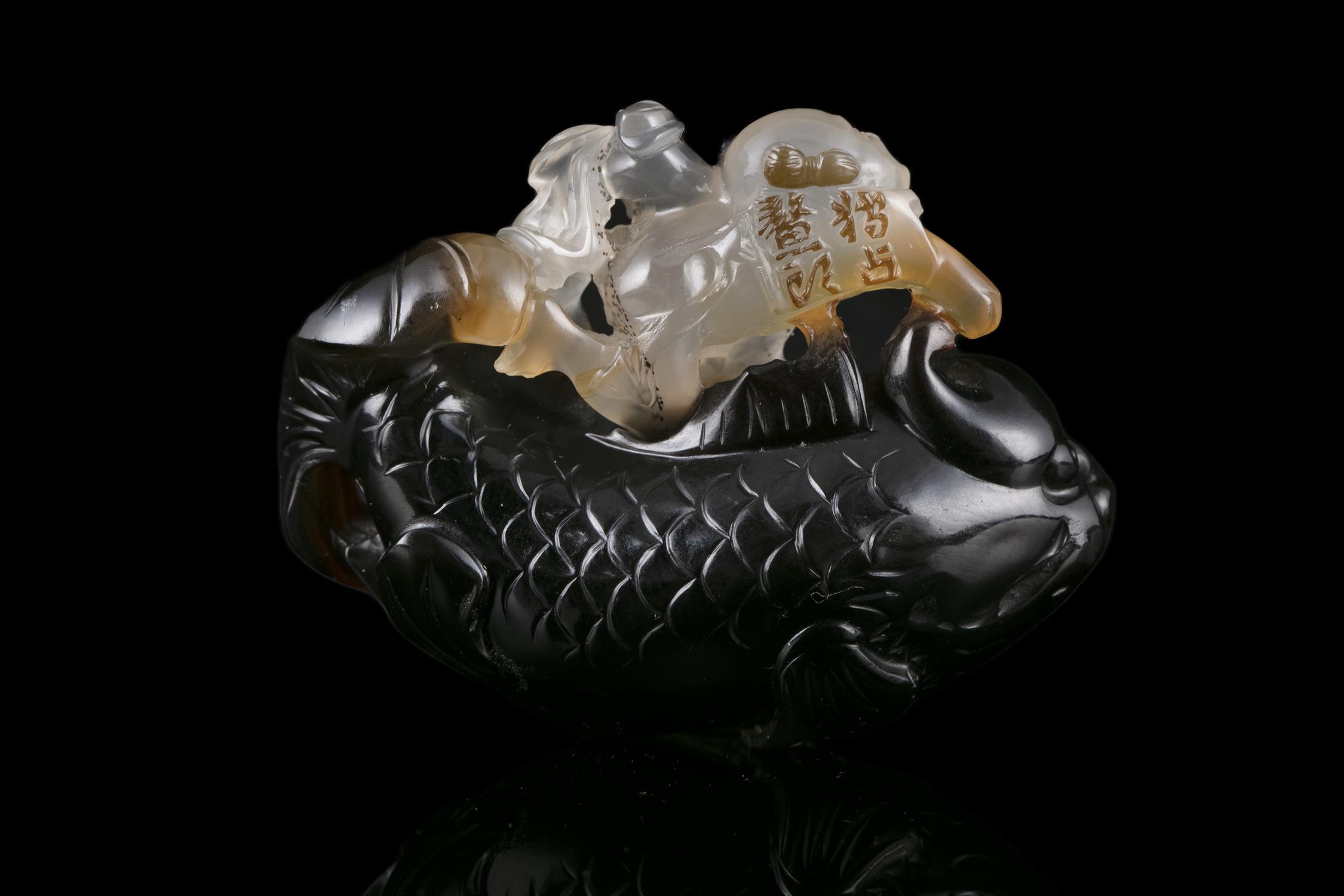 PROPERTIES FROM A FRENCH COLLECTOR OF JADE CARVINGS AND SNUFFBOTTLES A POSSIBLY SUZHOU AGATE GROUP - Image 7 of 15