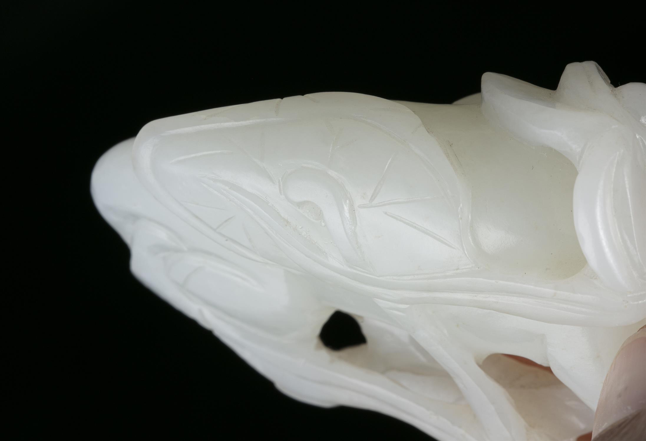 PROPERTIES FROM A FRENCH COLLECTOR OF JADE CARVINGS AND SNUFFBOTTLES A WHITE JADE CARVING OF A - Image 7 of 11
