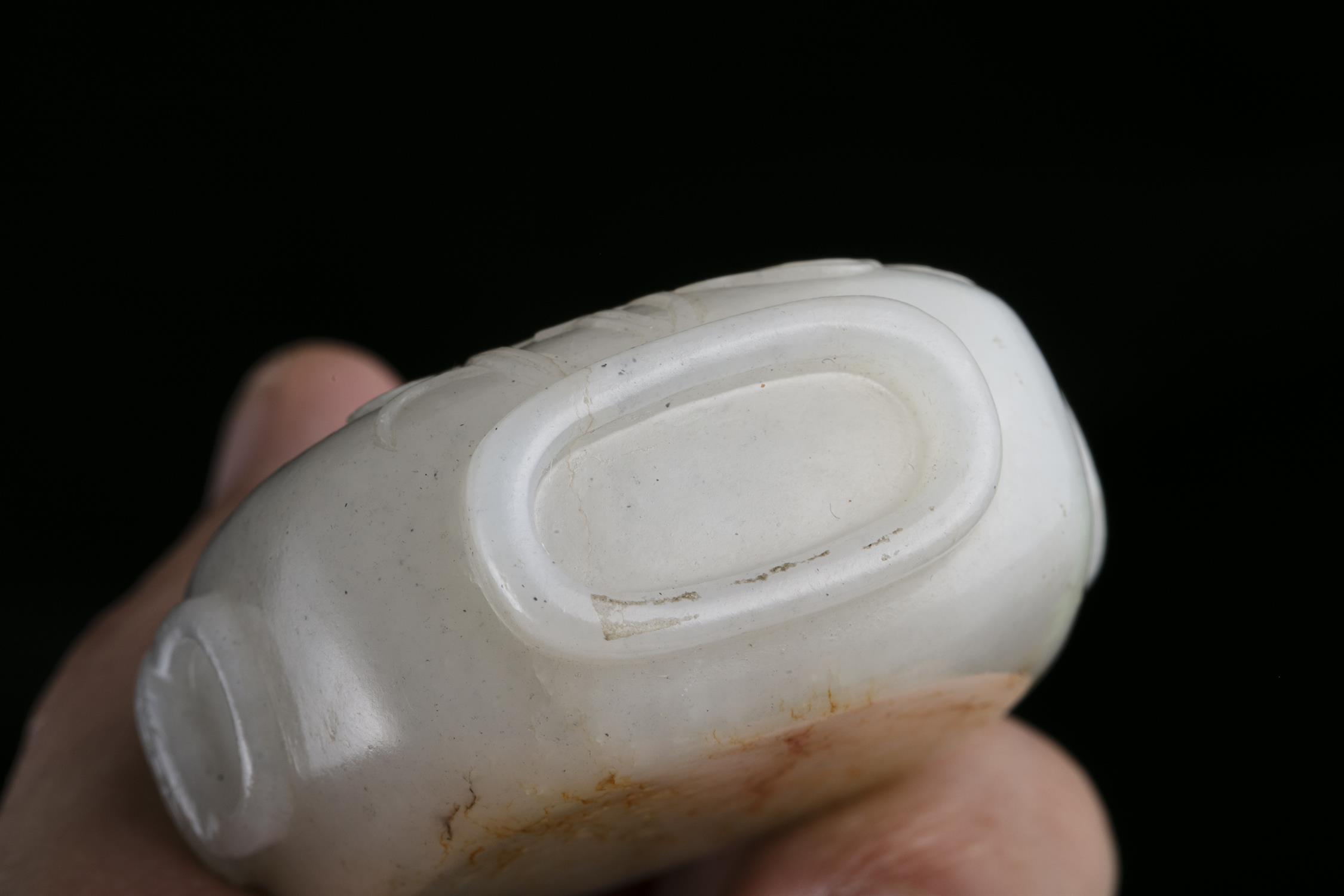 PROPERTIES FROM A FRENCH COLLECTOR OF JADE CARVINGS AND SNUFFBOTTLES A WHITE JADE ‘LOTUS POND’ SNUFF - Image 4 of 9