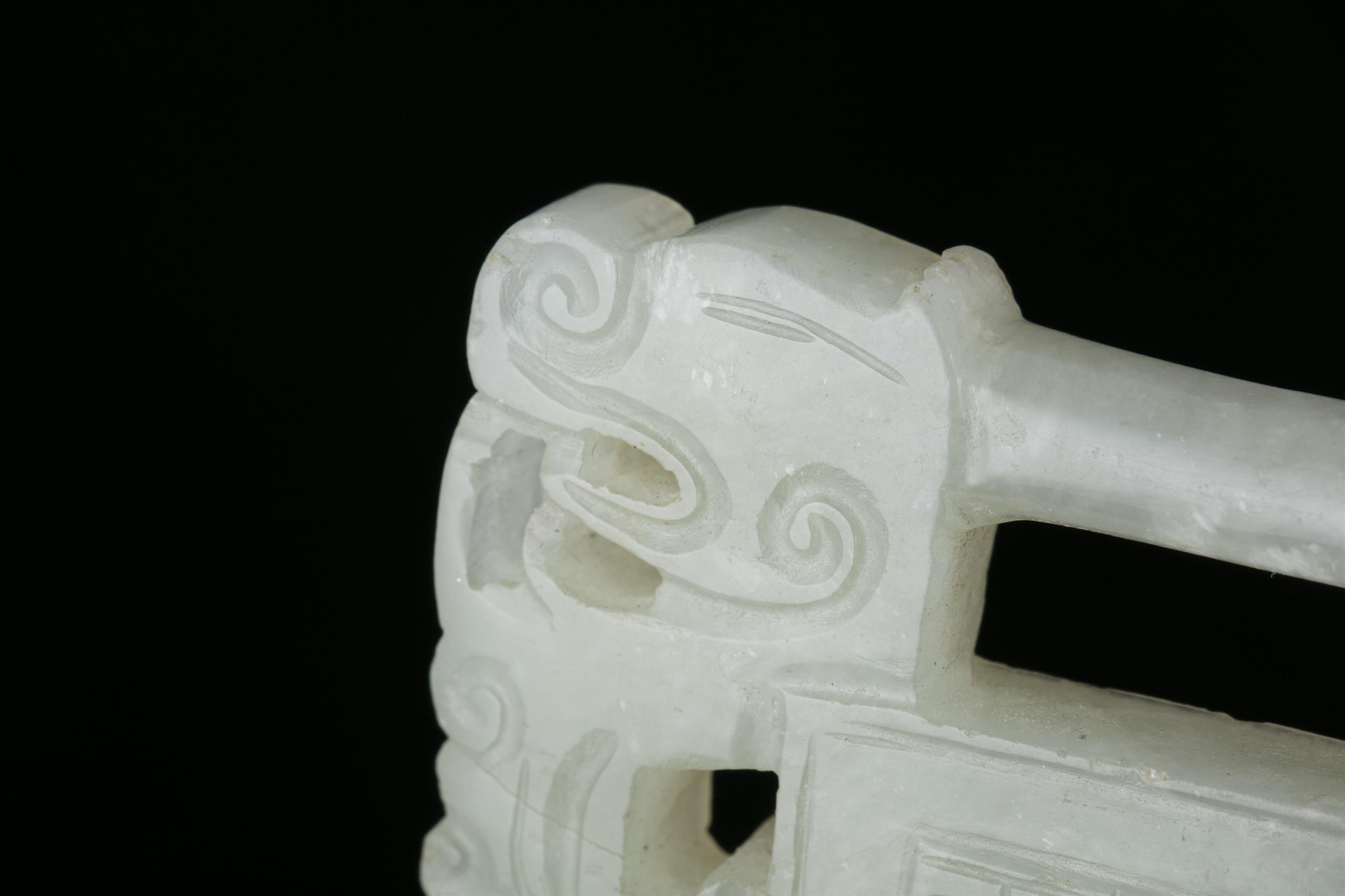 A JADE ‘KUI DRAGONS AND LOTUS’ PADLOCK / PLAQUE / PENDANT CHINA, QING DYNASTY Of rectangular - Image 3 of 6