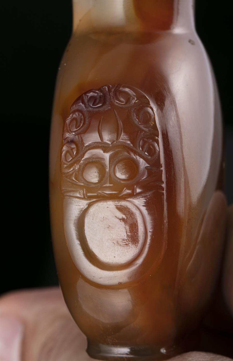 PROPERTIES FROM A NOTED COLLECTION OF JADES AND SNUFFBOTTLES *AN AGATE SNUFF BOTTLE CHINA, LATE QING - Image 3 of 8