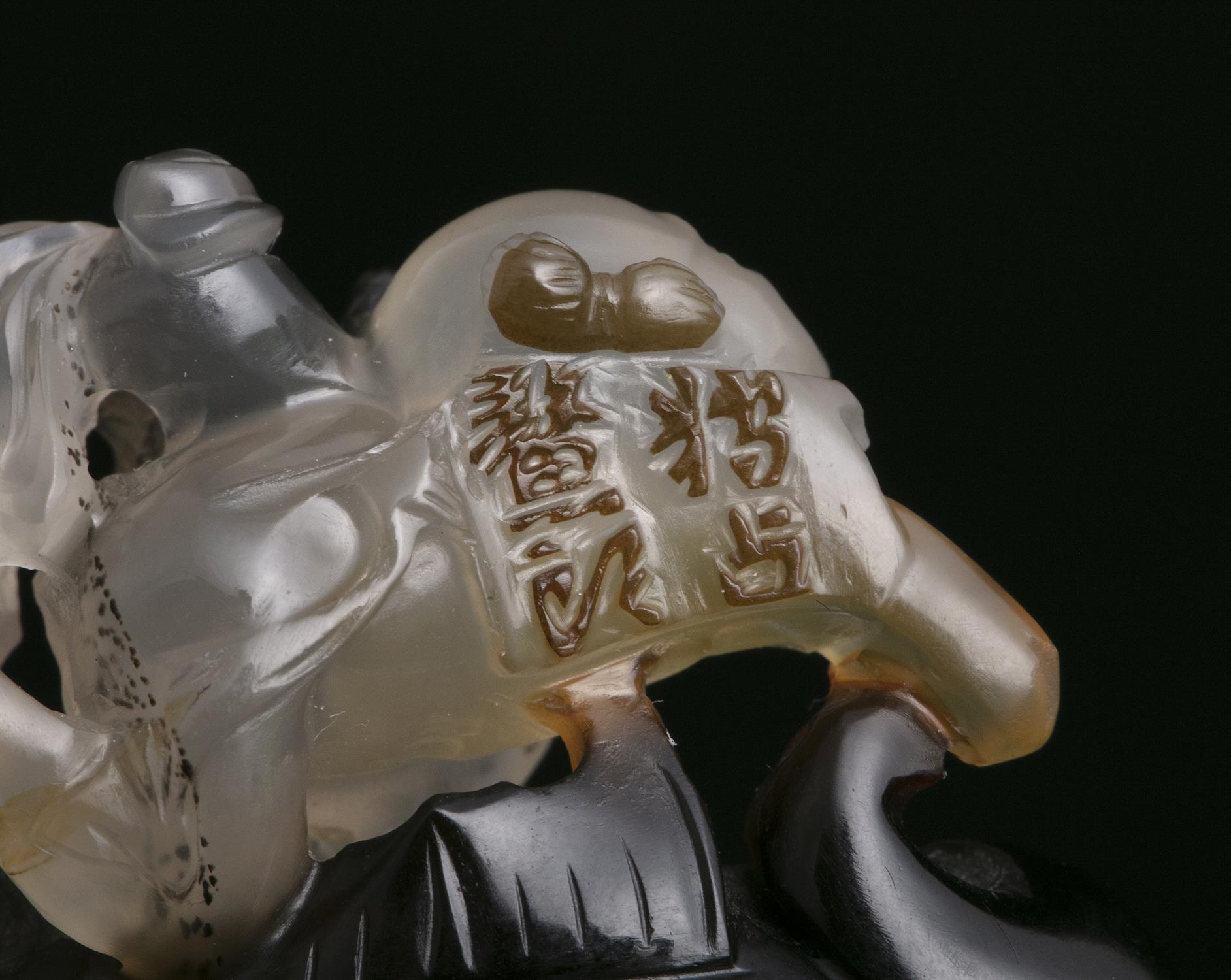 PROPERTIES FROM A FRENCH COLLECTOR OF JADE CARVINGS AND SNUFFBOTTLES A POSSIBLY SUZHOU AGATE GROUP - Image 8 of 15