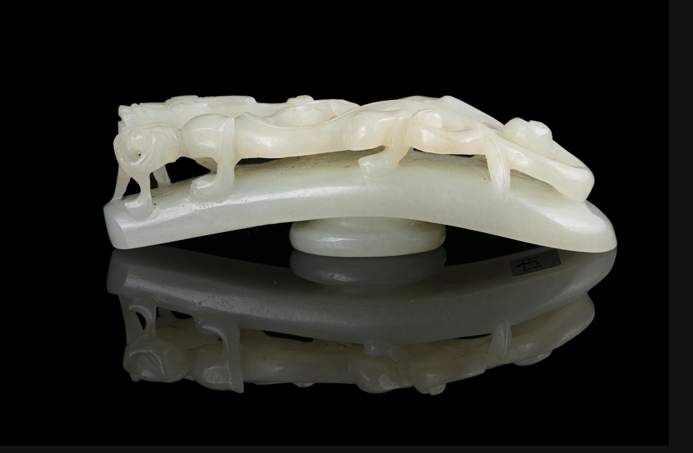 A FRAGMENT OF A WHITE JADE ‘CHI DRAGON’ BELT HOOK / BELT BUCKLE CHINA, QING DYNASTY L: 9,7 cm