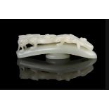 A FRAGMENT OF A WHITE JADE ‘CHI DRAGON’ BELT HOOK / BELT BUCKLE CHINA, QING DYNASTY L: 9,7 cm