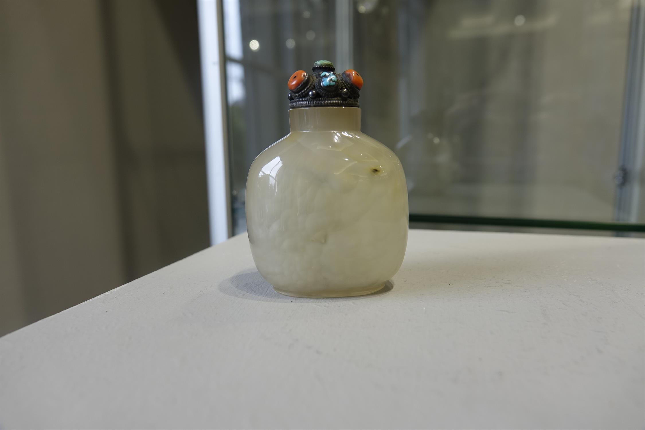 § A LARGE AGATE SNUFF BOTTLE China, Qing Dynasty Masterfully hollowed. Together with a silver - Image 9 of 24