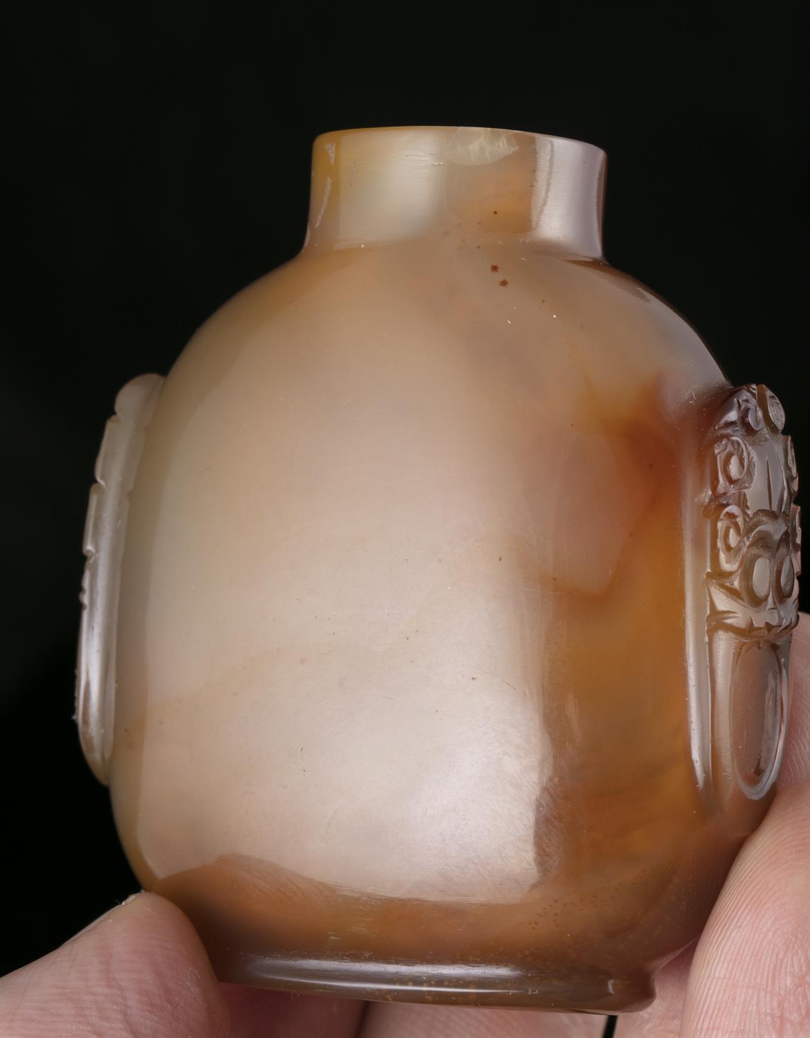 PROPERTIES FROM A NOTED COLLECTION OF JADES AND SNUFFBOTTLES *AN AGATE SNUFF BOTTLE CHINA, LATE QING - Image 2 of 8