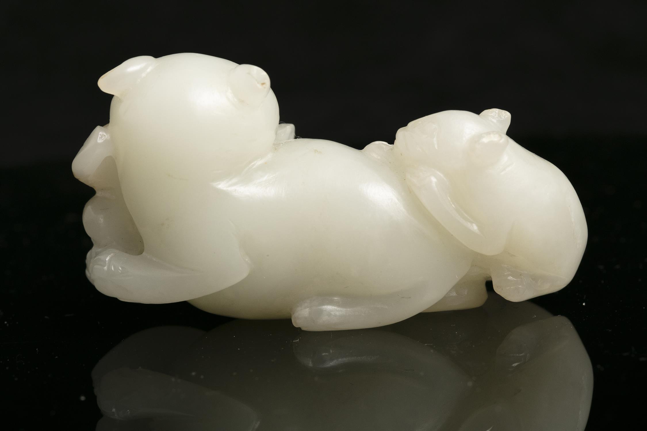 A WHITE JADE GROUP OF TWO CATS WITH A BUTTERFLY 玉耄耋 CHINA, POSSIBLY QING DYNASTY Carved out of an - Image 5 of 20