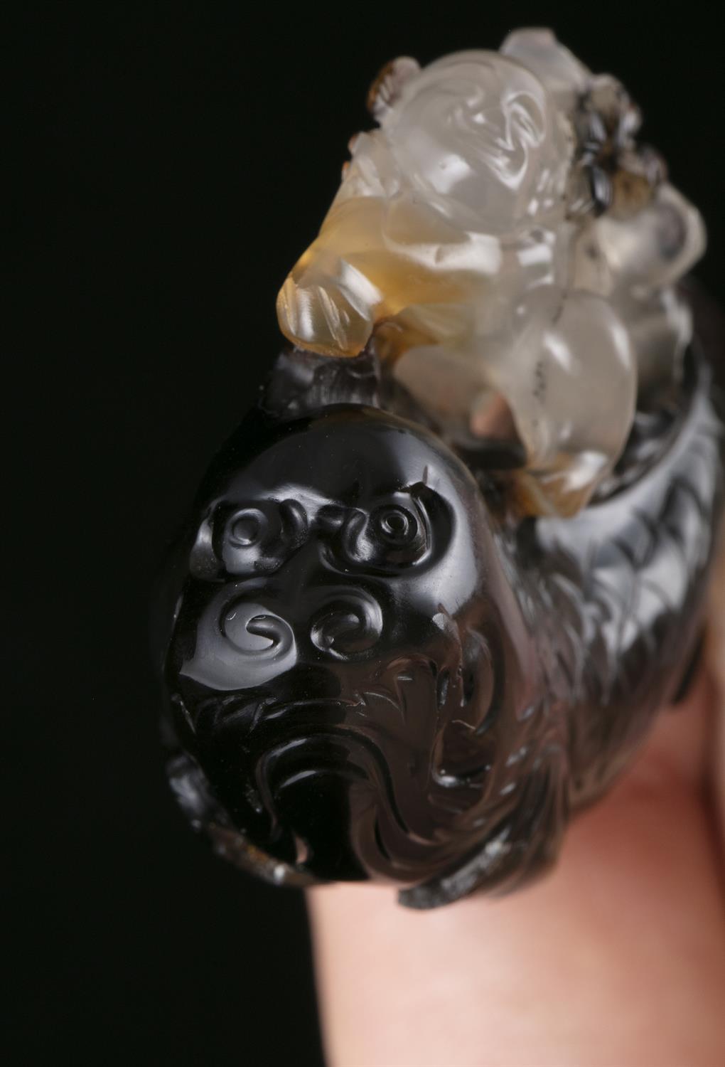 PROPERTIES FROM A FRENCH COLLECTOR OF JADE CARVINGS AND SNUFFBOTTLES A POSSIBLY SUZHOU AGATE GROUP - Image 3 of 15