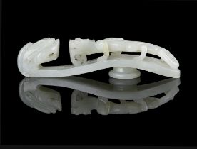 A WHITE JADE CHI DRAGON BELT BUCKLE CHINA, QING DYNASTY, 19TH CENTURY L: 11,6 cm Weight: 74,7