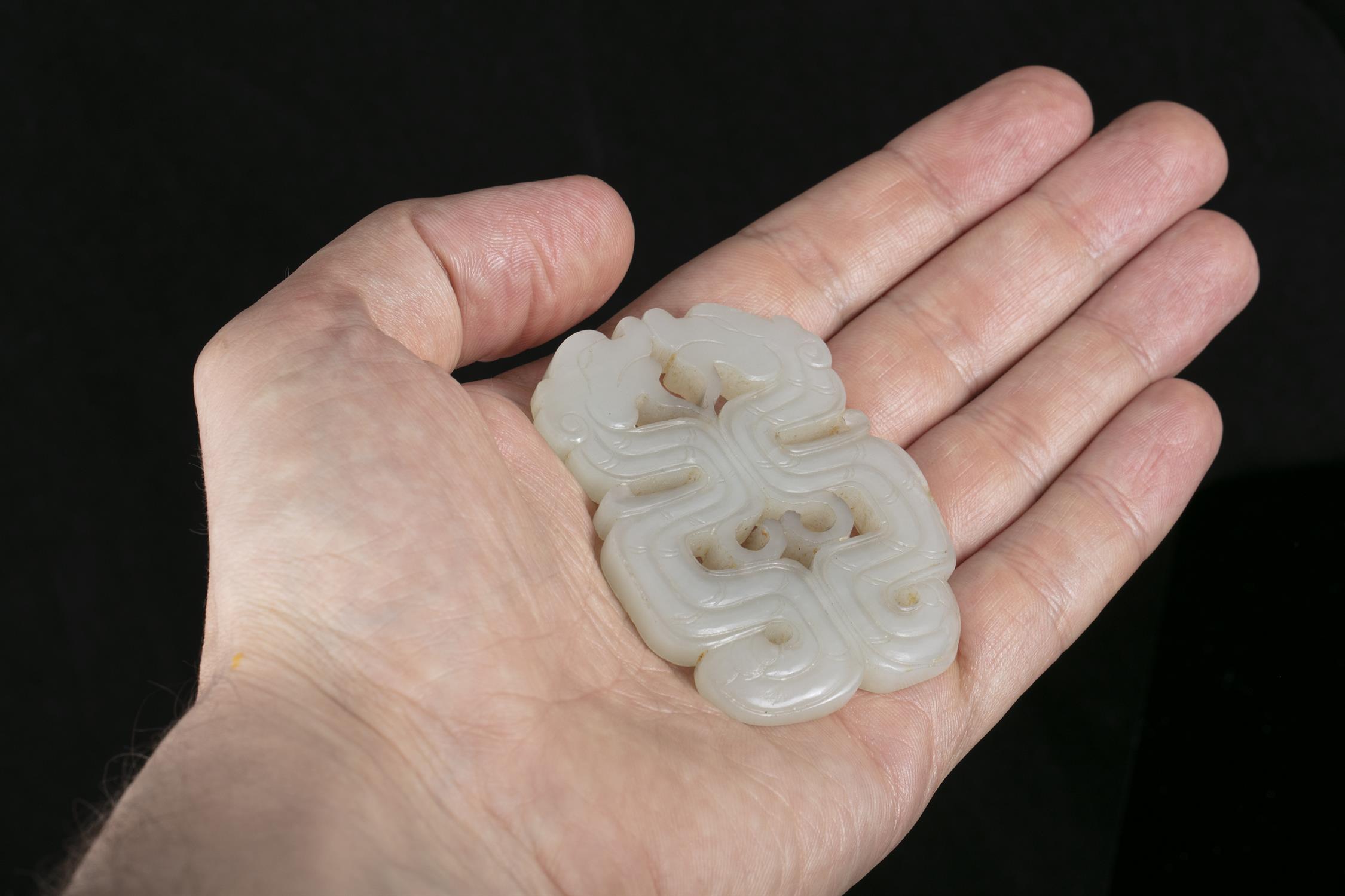 A RETICULATED JADE ‘KUI DRAGONS’ PLAQUE / PENDANT CHINA, LATE QING DYNASTY Finely carved and - Image 5 of 5