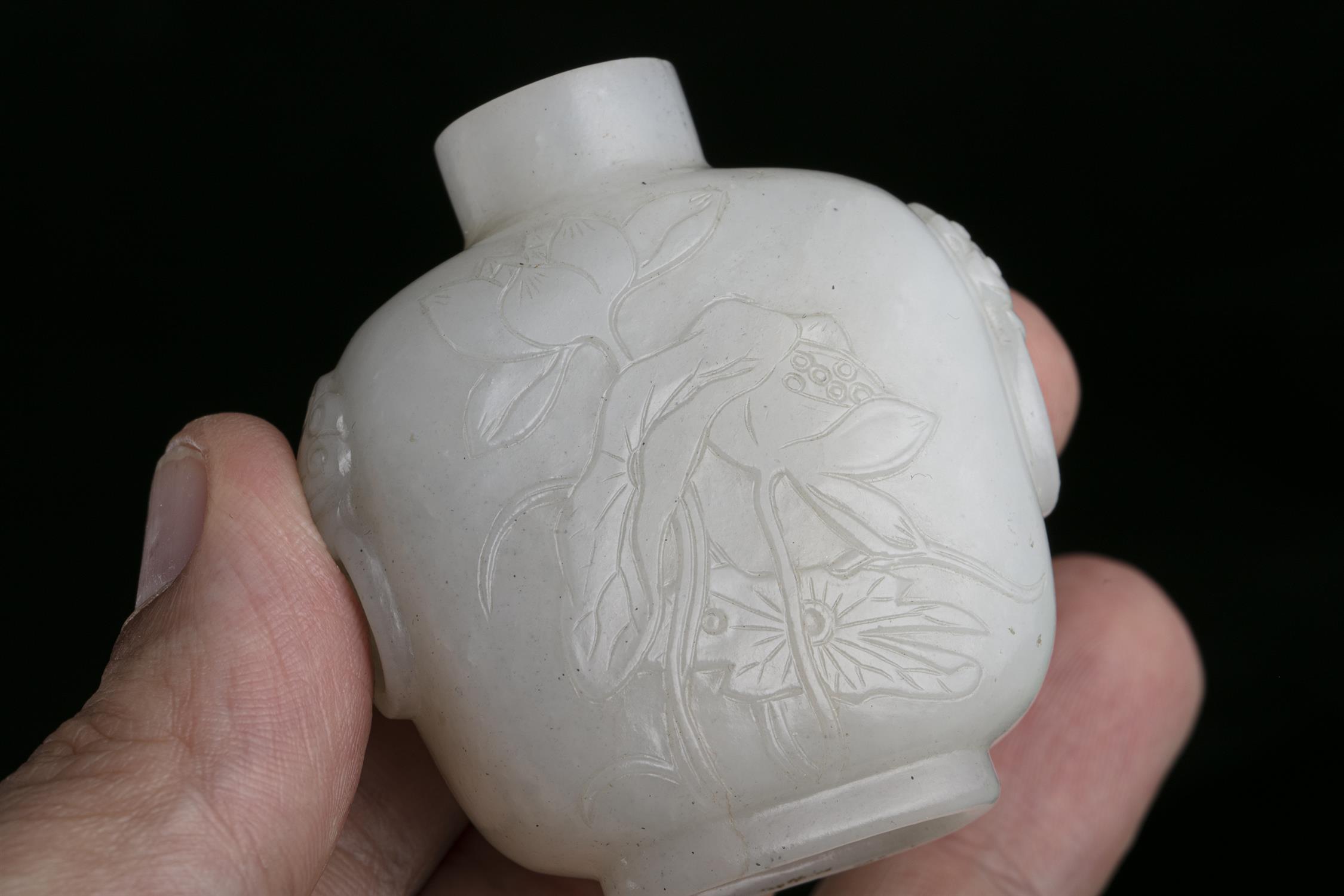 PROPERTIES FROM A FRENCH COLLECTOR OF JADE CARVINGS AND SNUFFBOTTLES A WHITE JADE ‘LOTUS POND’ SNUFF - Image 5 of 9